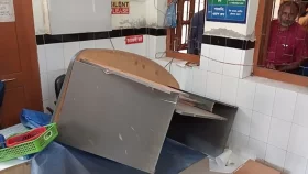সাতক্ষীরায় হাসপাতালে ডাক্তার-নার্সদের ওপর হামলা, বিএনপি নেতা বহিষ্কার