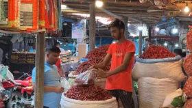 হিলিতে শুকনা মরিচের দাম কেজিতে ৮০ টাকা কমল