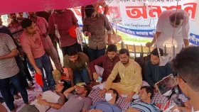 ঢাবিতে গেজেট বঞ্চিতদের অনশনে নুরের সংহতি