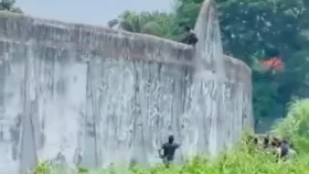 কারাগারের দেয়াল টপকে হাজতির পালানোর চেষ্টা