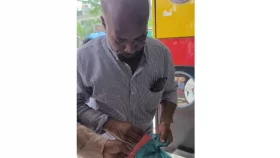 কুড়িয়ে পাওয়া টাকা-ফোন মালিককে ফিরিয়ে দিলেন বৃদ্ধ