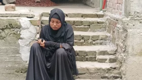 স্বামীর সাথে সংসার করার দাবিতে স্ত্রীর অনশন&nbsp;
