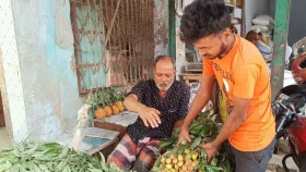 হিলির বাজারে আগেভাগেই আগাম জাতের লিচু