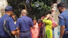 সীমানা প্রাচীর ভেঙে দুর্বৃত্তের চলাচলের পথ বন্ধ করল প্রশাসন