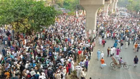 আ. লীগ নিষিদ্ধের দাবিতে শাহবাগ মোড় অবরোধ