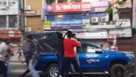 আইভীকে বহন করা পুলিশের গাড়িতে দুর্বৃত্তদের হামলা