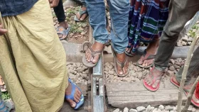 রেললাইন ভাঙা, অল্পের জন্য রক্ষা পেল ট্রেন