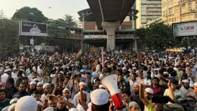 আ. লীগ নিষিদ্ধের দাবিতে শাহবাগ মোড় অবরোধ