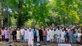 যমুনার সামনে জুমার নামাজ পড়লেন আন্দোলনকারীরা
