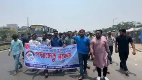 আওয়ামী লীগ নিষিদ্ধের দাবিতে মাওয়ায় পদ্মাসেতু অবরোধ