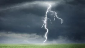 ৮ জেলা ও সিলেট বিভাগে বজ্রপাতের সতর্কবার্তা