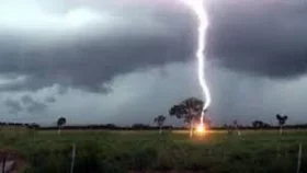 সাতক্ষীরায় বজ্রপাতে দুইজনের মৃত্যু
