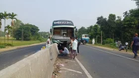 চন্দনাইশে নিয়ন্ত্রণ হারিয়ে রোড ডিভাইডারে বাসের ধাক্কা