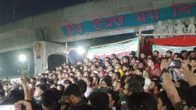 রাজু ভাস্কর্যে সমবেত কণ্ঠে জাতীয় সংগীত গাইলেন শিক্ষার্থীরা