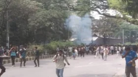 জবি শিক্ষার্থীদের ‘মার্চ টু যমুনা’ ছত্রভঙ্গ করতে টিয়ারশেল-সাউন্ড গ্রেনেড নিক্ষেপ