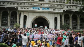 ইশরাককে ডিএসসিসি&rsquo;র মেয়র হিসেবে দায়িত্ব দেওয়ার দাবিতে নগরভবন ঘেরাও