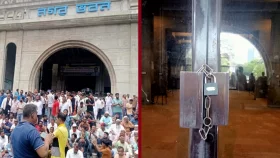 নগর ভবনে তালা দিল বিএনপি নেতাকর্মীরা