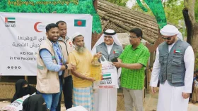 রোহিঙ্গা ক্যাম্পে ত্রাণ বিতরণ করল আমিরাত দূতাবাস