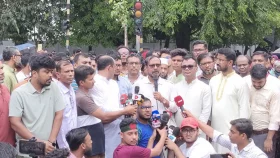রাস্তা ছাড়বেন না জবি শিক্ষার্থীরা, জুমার পর গণঅনশন