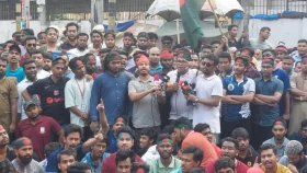আটক শিক্ষার্থীর কিছু হলে ডিবি অফিস ঘেরাওয়ের ঘোষণা