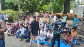 যমুনা অভিমুখের সড়কে জবি শিক্ষার্থীরা, খোলা রয়েছে কাকরাইল মোড়