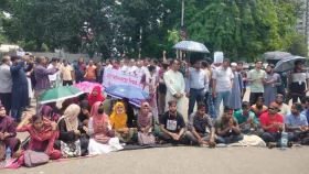 গণঅনশনে জগন্নাথ বিশ্ববিদ্যালয় শিক্ষার্থীরা