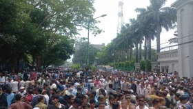 নগর ভবনের সামনে ফের জড়ো ইশরাকপন্থীরা