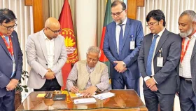 স্মারক ডাকটিকিট অবমুক্ত করলেন প্রধান উপদেষ্টা