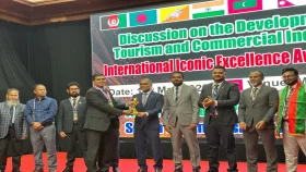 মালদ্বীপে ইন্টারন্যাশনাল আইকোনিক এক্সিলেন্স অ্যাওয়ার্ড পেলেন ইউএস-বাংলার কামরুল ইসলাম