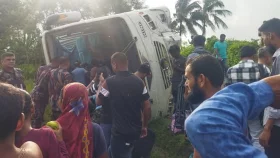 সাতক্ষীরায় সাংবাদিকদের বহনকারী বাস খাদে
