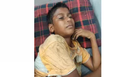 ওয়াইফাইয়ের তারে পেঁচিয়ে ট্রেনের ছাদ থেকে ছিটকে পড়ল কিশোর
