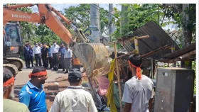 শরীয়তপুর সড়কের জমিতে অবৈধ স্থাপনা উচ্ছেদ অভিযান শুরু