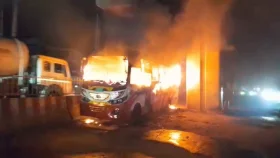 আশুলিয়ায় বাসে আগুন