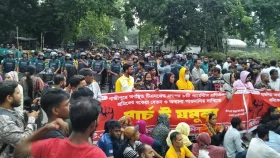 পুলিশের বাধায় শ্রমিকদের অবস্থান কাকরাইল মোড়ে 