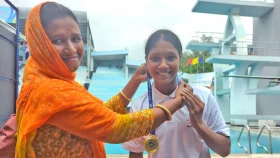 রেকর্ড গড়ে পাওয়া ৫ হাজার টাকা বাবাকে দেবেন মিম
