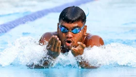 সাঁতার পুলে নাদিমুলের এক হাতের লড়াই