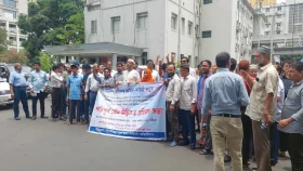 সরকারি কর্মচারী অধ্যাদেশ বাতিলের দাবিতে আজও সচিবালয়ে বিক্ষোভ
