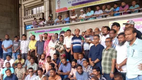 ইশরাককে মেয়রের দায়িত্ব বুঝিয়ে দেওয়ার দাবিতে নগরভবনে বিক্ষোভ