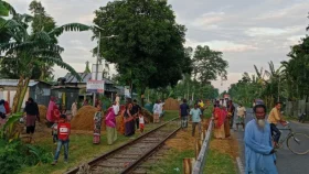 গরু&zwnj;কে বাঁচা&zwnj;তে গি&zwnj;য়ে ট্রেনে কাটা পড়ে প্রাণ গেল বৃদ্ধের