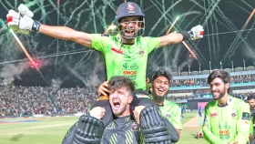বার্মিংহামে ডিনার, আবধাবিতে লাঞ্চ সেরে রাতে লাহোরে হাতে তুললেন পিএসএল শিরোপা