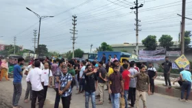 সাভারে বকেয়া বেতনের দাবিতে সড়ক অবরোধ করে বিক্ষোভ&nbsp;