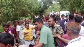 উপদেষ্টা রিজওয়ানার সঙ্গে থাকা সাংবাদিকদের গাড়িতে হামলা