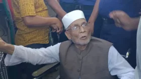 জমি রেজিস্ট্রি করতে গিয়ে ছাত্র-জনতার হাতে আটক সাবেক ভূমিমন্ত্রী