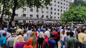 নিষেধাজ্ঞা উপেক্ষা করে সচিবালয়ে কর্মকর্তা-কর্মচারীদের বিক্ষোভ