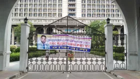 আন্দোলনে অবরুদ্ধ নগরভবন
