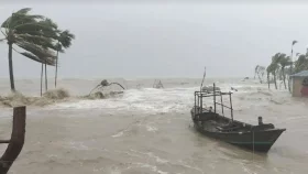 উপকূল অতিক্রম করছে গভীর নিম্নচাপ, জলোচ্ছ্বাসের আশঙ্কা