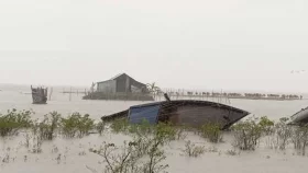 নিম্নচাপের প্রভাবে ভোলার নিম্নাঞ্চল প্লাবিত, লঞ্চ ও ফেরি চলাচল বন্ধ