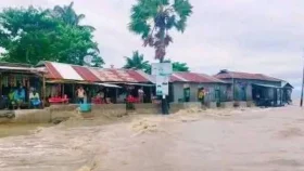 নিম্নচাপের প্রভাবে প্লাবিত হাতিয়ার নিম্নাঞ্চল, বন্ধ নৌ চলাচল