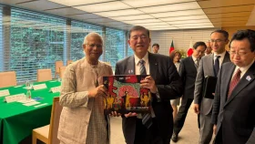 জাপানের প্রধানমন্ত্রীকে গ্রাফিতি বই উপহার দিলেন ড. ইউনূস