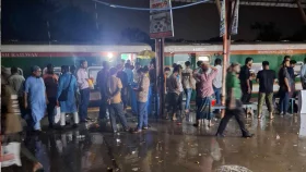 টর্চ লাইটের আলো জ্বালিয়ে হর্ন বাজিয়ে এলো ট্রেন
